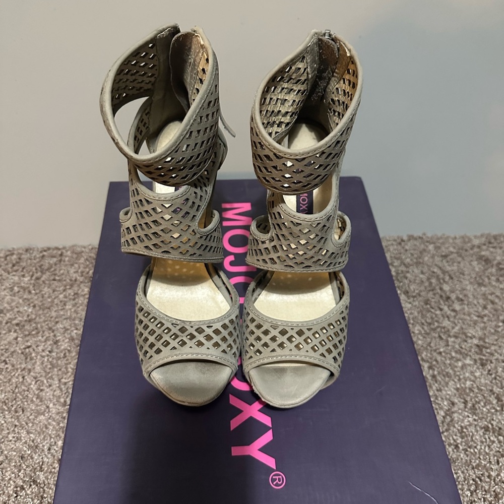 Women's Gray Cutout Sandals Seraphina Mojo Moxy